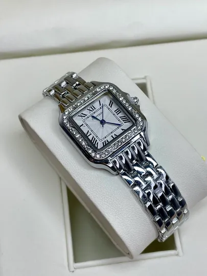 Классические часы класса Cartier для современных женщин