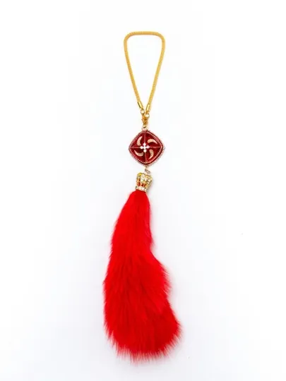 Подвесной декор в авто (fur charm), белый меховой брелок в салон, аксессуар — AKSPREM-DOPPI01-КРАСН