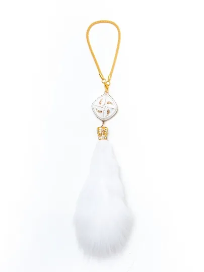 Подвесной декор в авто (fur charm), белый меховой брелок в салон, аксессуар