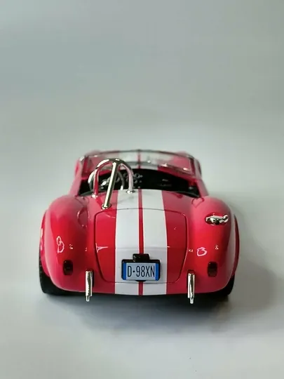 Масштабная модель автомобиля Ford Shelby Cobra 1:24